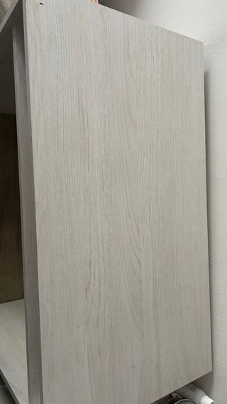 Mesa blanca con estante