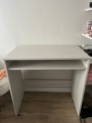 Mesa blanca con estante