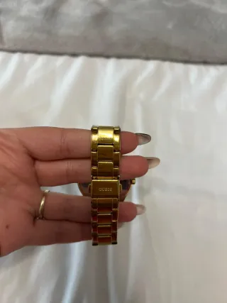 Reloj Guess Dorado con Cristales