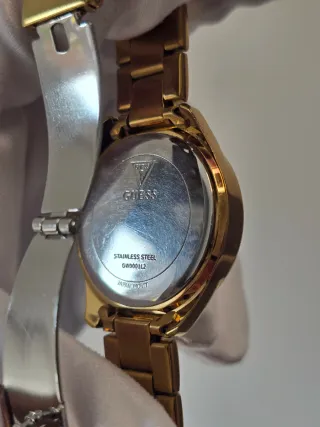 Reloj Guess Dorado con Cristales