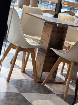 Mesa de comedor moderna