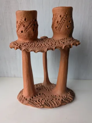 Candelabro de barro artesanal