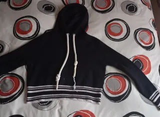 Sudadera negra con cordones