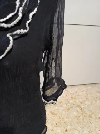 Blusa negra mujer con volantes