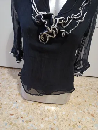 Blusa negra mujer con volantes