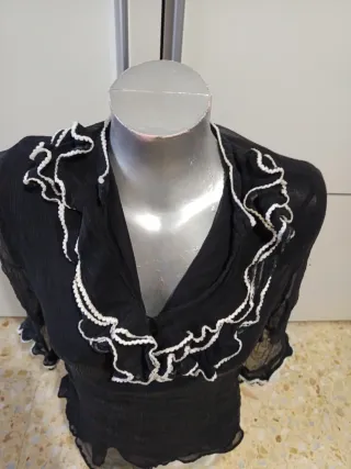 Blusa negra mujer con volantes