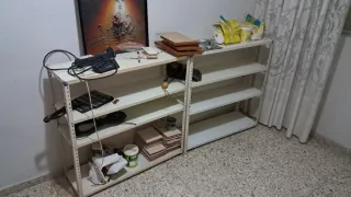 Estanterías metálicas blancas