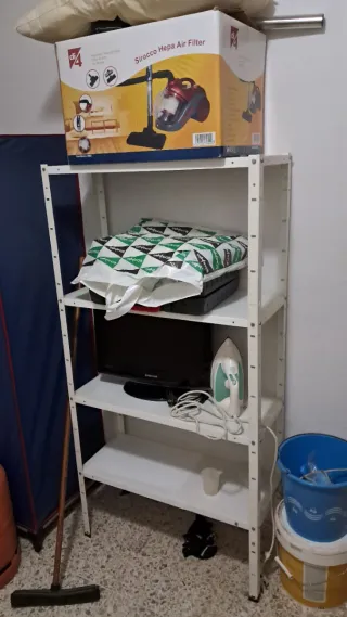 Estanterías metálicas blancas