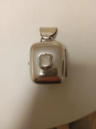 Caja plateada con grabado