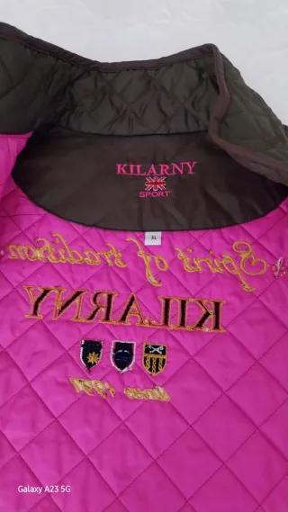 Chaleco acolchado KILARNY marrón y rosa