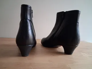 Botines Camper de piel negros.