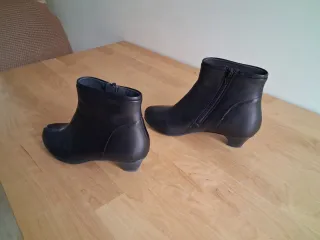 Botines Camper de piel negros.