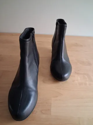 Botines Camper de piel negros.