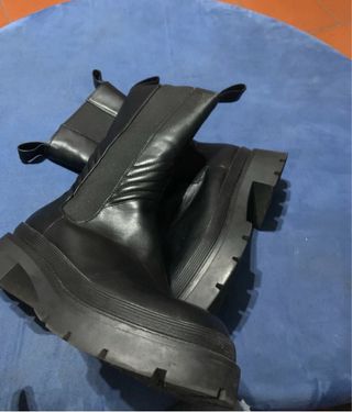 Stivaletti neri a metà polpaccio