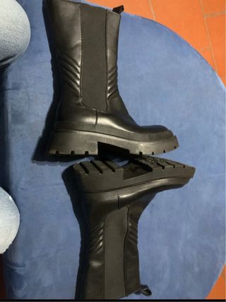 Stivaletti neri a metà polpaccio