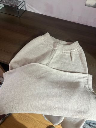 Pantalones beige de punto