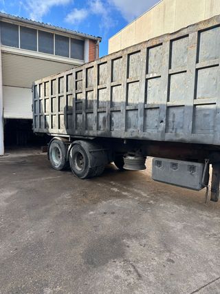 Semirremolque con grúa chatarrera