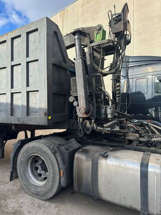 Semirremolque con grúa chatarrera