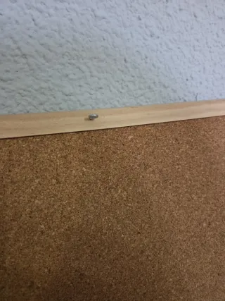 Tablero de corcho con marco de madera 90x60