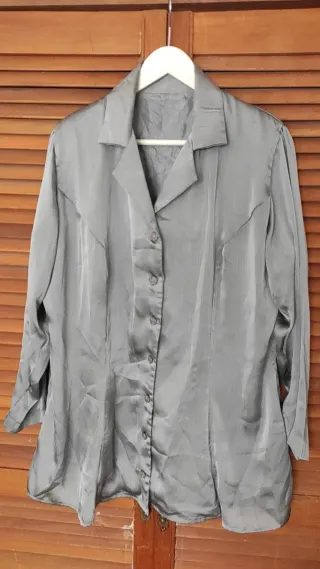 Camisa gris elegante para mujer