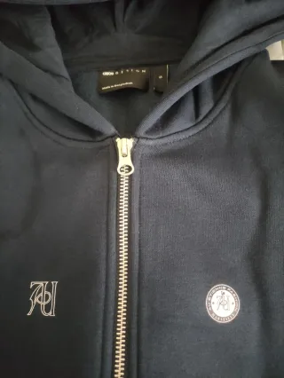 Sudadera azul marino con capucha y cremallera