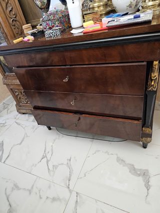 Mueble de madera antiguo con detalles dorados