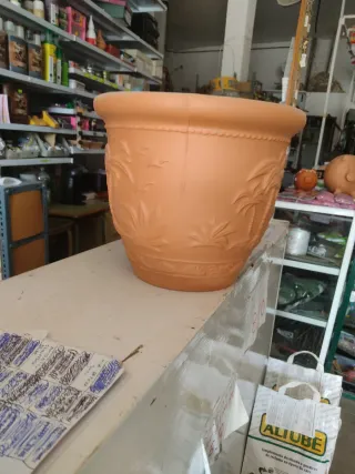 Maceta terracota relieve palmera