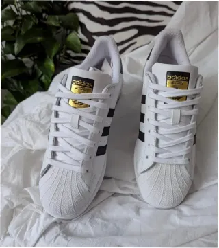 Adidas Superstar Talla 42 Blanco y Negro