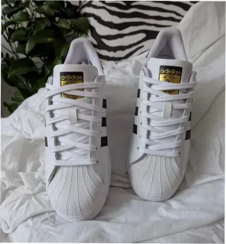 Adidas Superstar Talla 42 Blanco y Negro