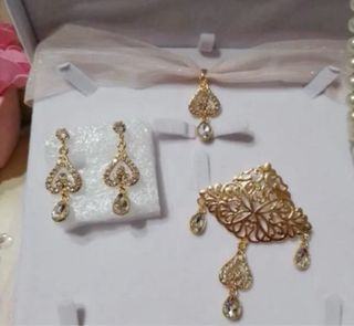 Aderezo infantil oro 3-6 años nuevo sin estrenar