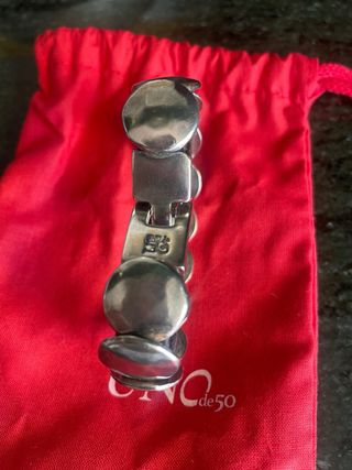 Pulsera Uno de 50 chapas y cuero