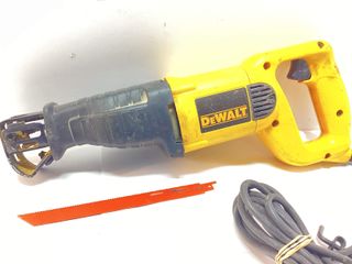 sierra sable dewalt dw303-qs
