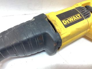 sierra sable dewalt dw303-qs