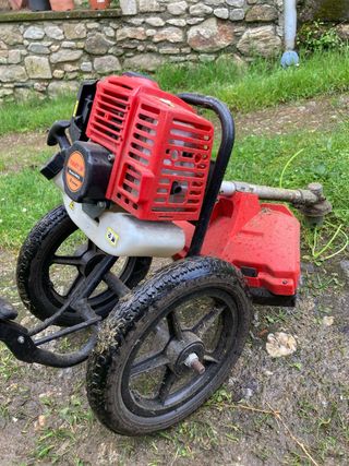 Desbrozadora con ruedas