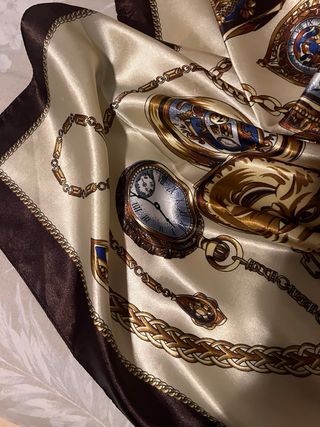 Pañuelo grande beige y marrón con cadenas