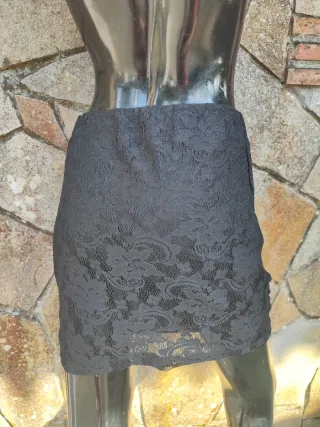 Falda mini encaje negro ajustada