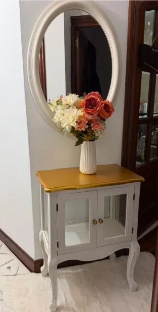 Mueble de entrada blanco y dorado con espejo