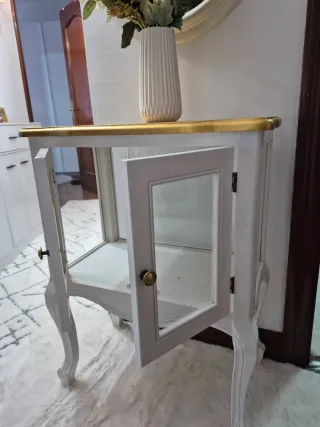 Mueble de entrada blanco y dorado con espejo