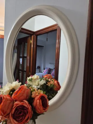 Mueble de entrada blanco y dorado con espejo