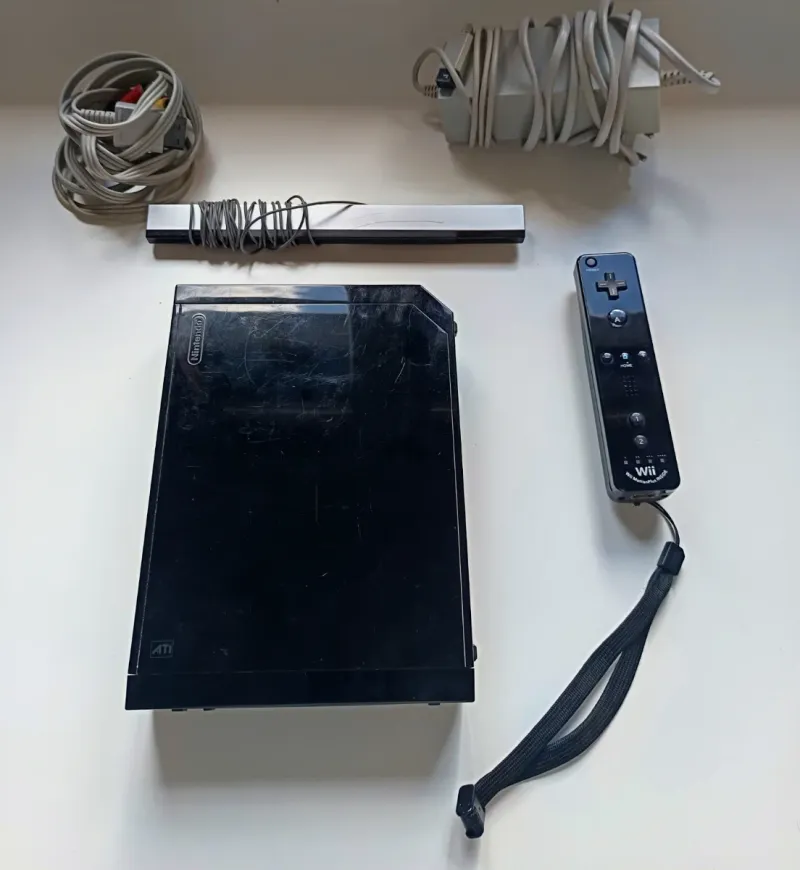Consola Nintendo Wii Negra + Mando y Cables