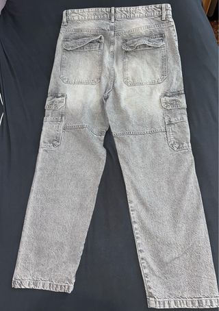 Vaqueros cargo grises Bershka