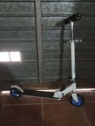 Patinete blanco y azul