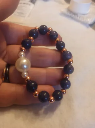 Bracciale elastico  con perle inserti ramati