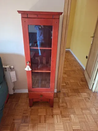 Estantería de madera color caoba