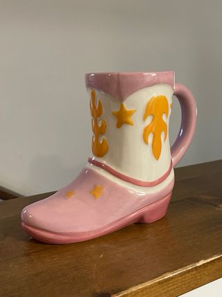 Taza de cerámica con forma de bota vaquera rosa