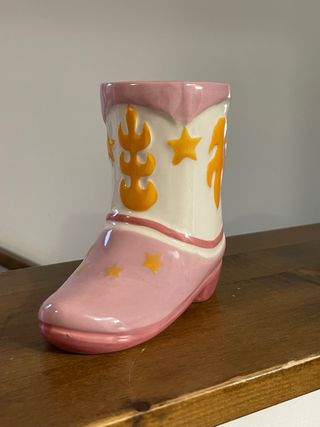 Taza de cerámica con forma de bota vaquera rosa