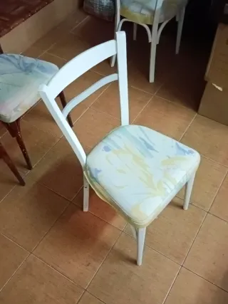 Juego de 4 Sillas de Madera