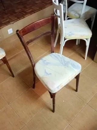 Juego de 4 Sillas de Madera