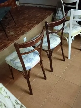 Juego de 4 Sillas de Madera