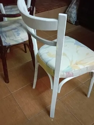 Juego de 4 Sillas de Madera